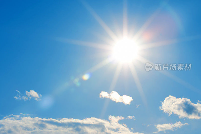 蓝天中的太阳(高分辨率- 5000万像素)